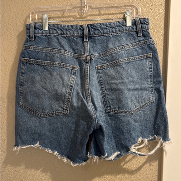 Size 29 Reformation Raye Mid Rise 6" Relaxed Jean Shorts - Picture 4 of 6